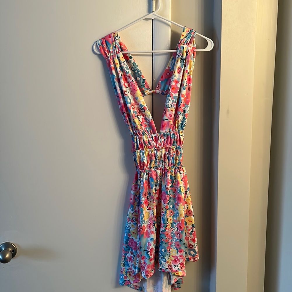 A colorful flower backless mini dress! Very lightweight and sweat-proof.